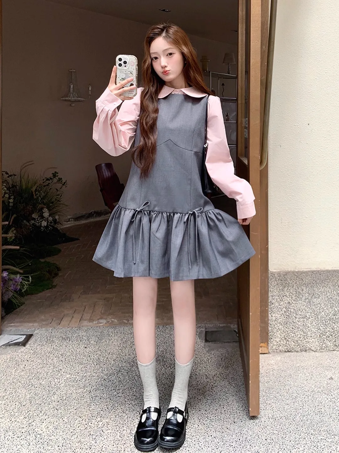 可愛い洋服 中学生 通学用 おすすめ：ピンクシャツとプリーツキャミソールワンピース【学院風・スウィート】（セットアップ対応）