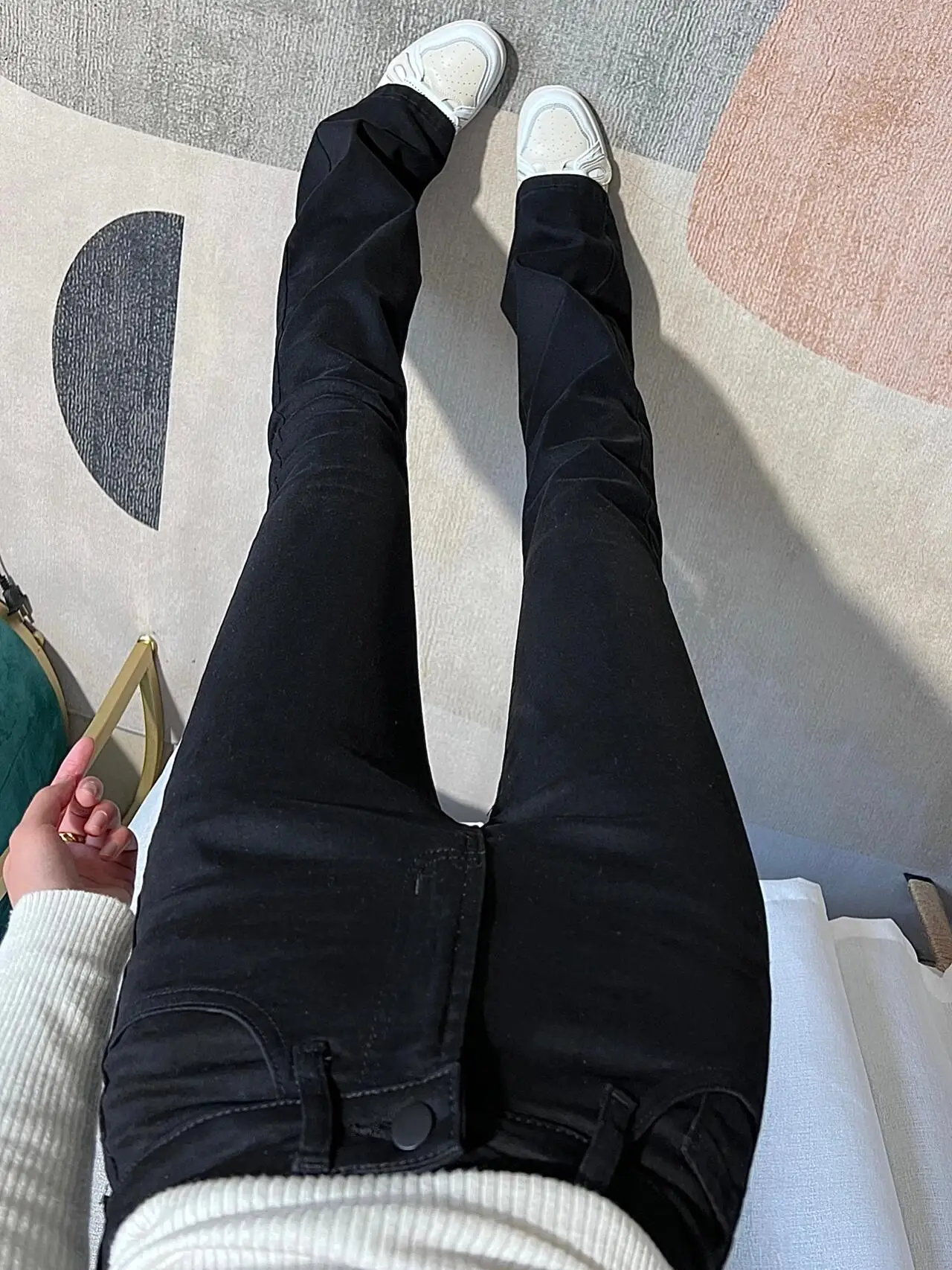 黒いフレアパンツで通勤も夜のデートも完璧にできる？その秘密はここに