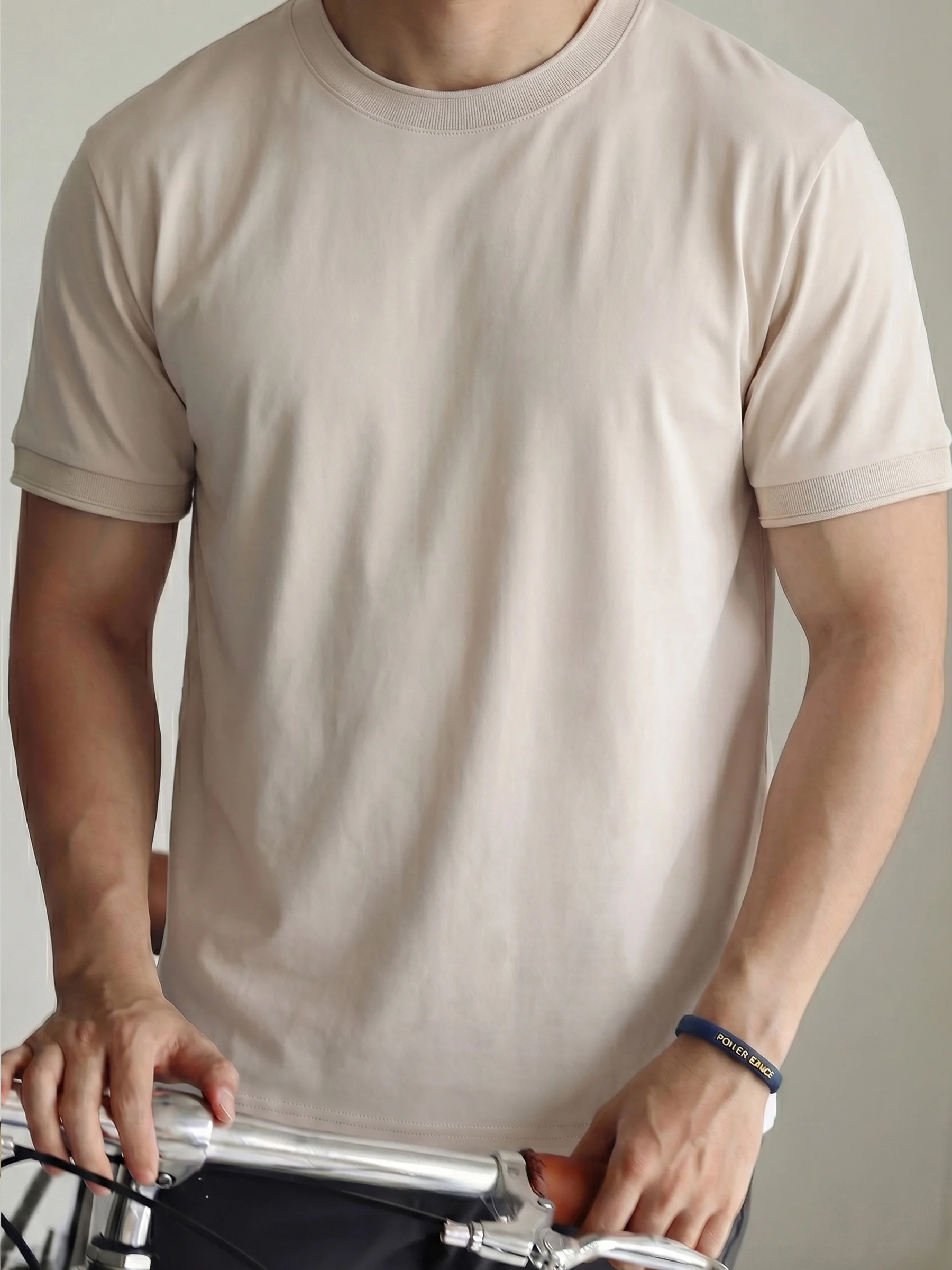 40代の男性に贈るTシャツは、無地のシンプルさが一番？