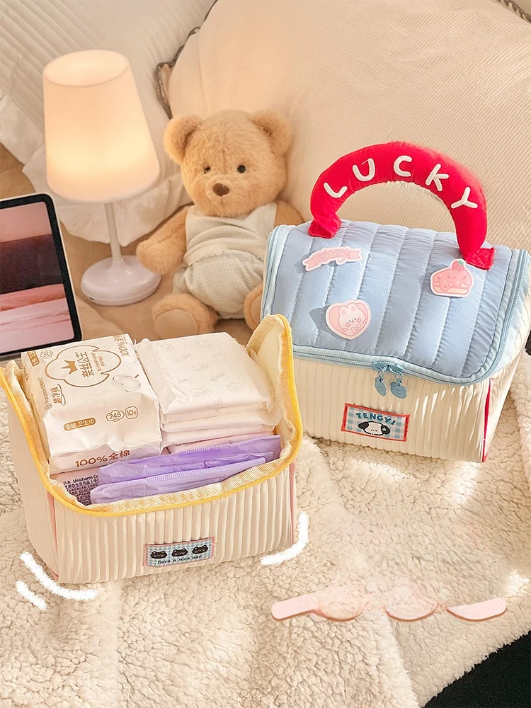 かわいい小屋型生理用ナプキン収納ポーチ：おしゃれで持ち運び便利な女性向けデザイン
