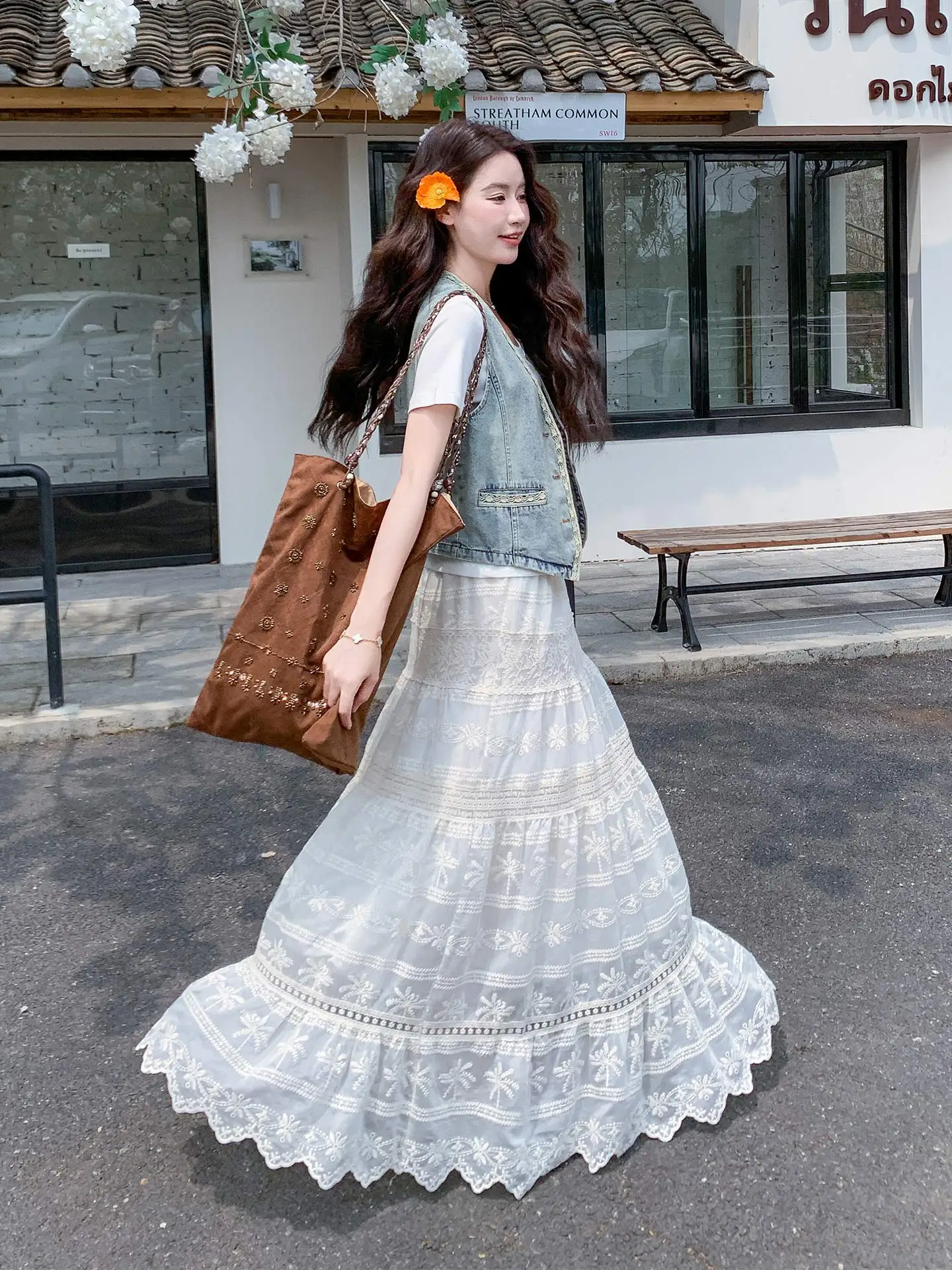 美しいデザインの刺繍デニムベストとTシャツ、レースのスカートのセットアップ：4人お揃いコーデに最適な今季のトレンドアイテム