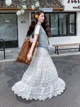 美しいデザインの刺繍デニムベストとTシャツ、レースのスカートのコーディネート（セットアップ対応）