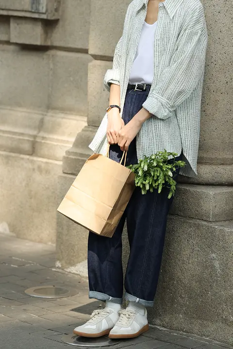 防シワ 深い青のストレートパンツ【レディース・ゆったり・デニム・春用】