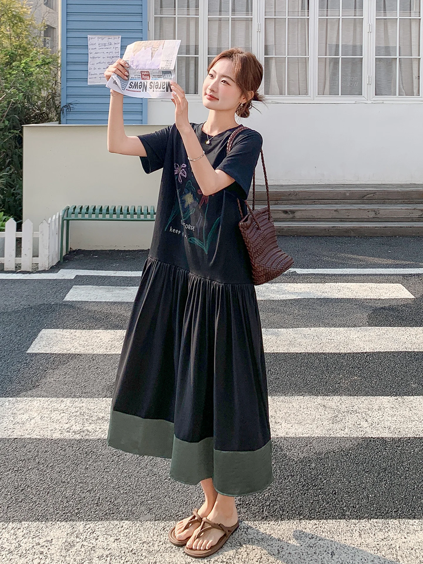 ビンテージプリントTシャツワンピース：大人向けカジュアル通勤スタイルの実用性とデザイン特性