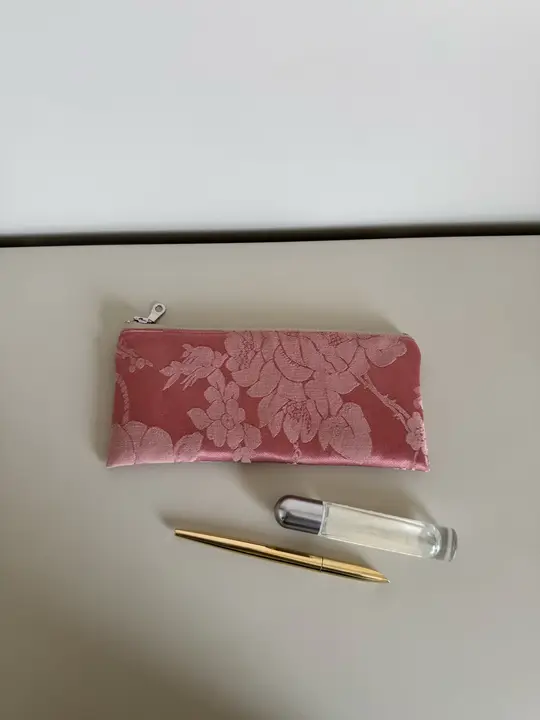 ピンクサテン製刺繍長型収納ポーチ【新中式・化粧品・筆記用具用】
