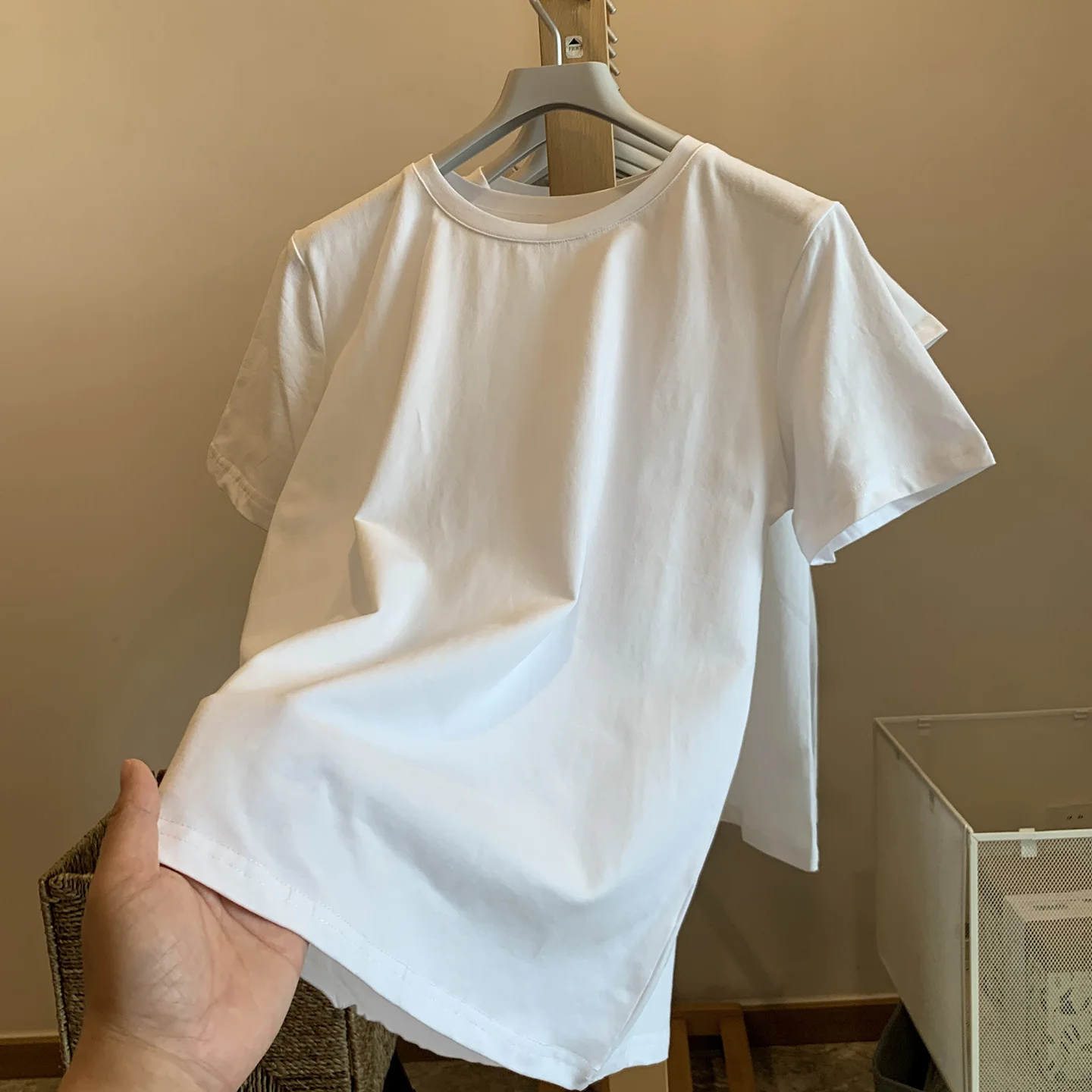 夏の通勤スタイルをシンプルに整えるには、白Tシャツを選ぶべき？