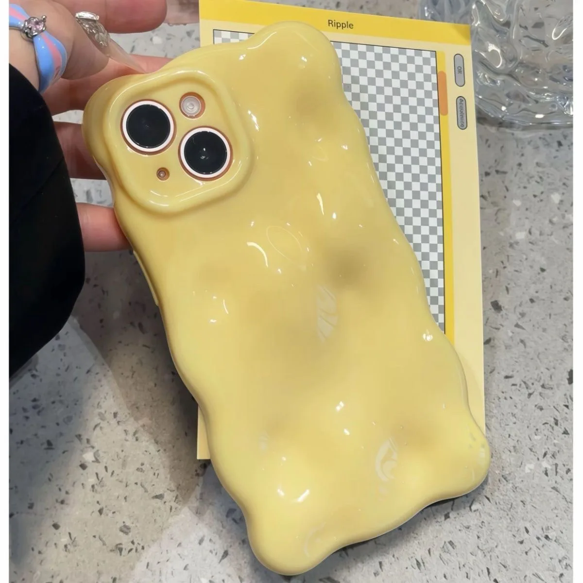 シリコンスマホケースは本当に優しい？シンプルなデザインが心を癒す理由とは