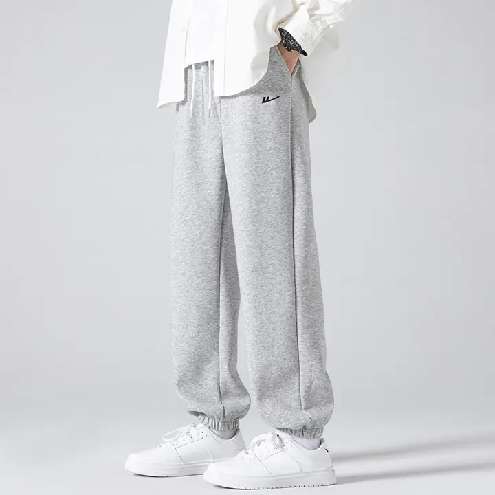 暖かさと快適さを兼ね備えたグレーのスウェットパンツ【裏起毛・フィット・秋冬用】