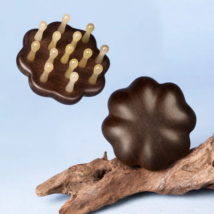 幸運のクローバー付き 羊角マッサージブラシ【頭皮マッサージ用・実用的なプレゼント】