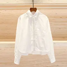 フレンチスタイルの重厚感あるパール装飾付き長袖コットンシャツ【ポケット付き・襟付き】