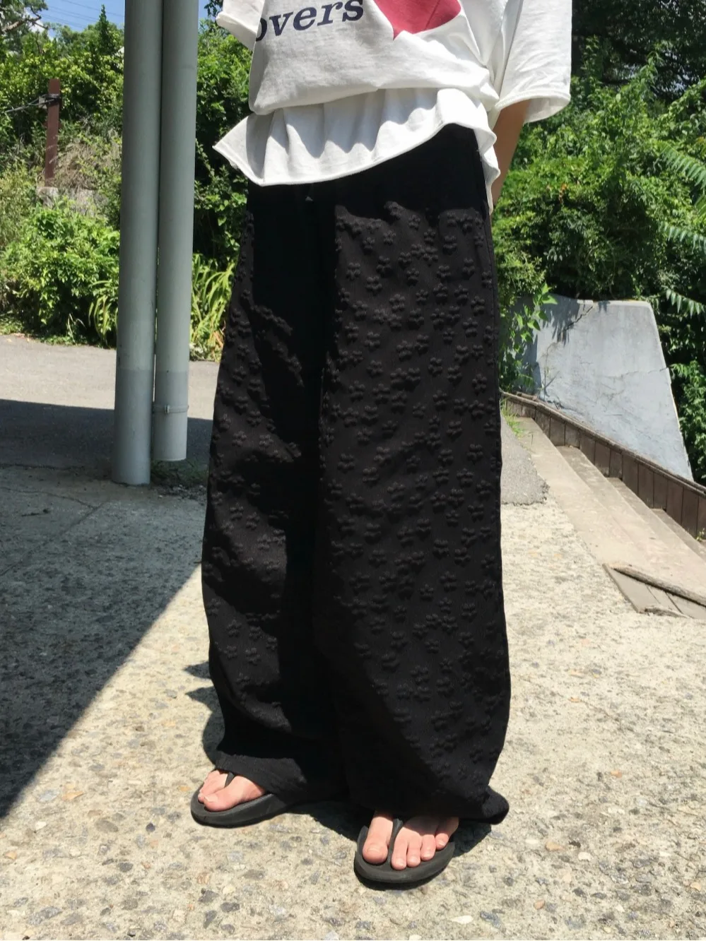 グリーンパンツコーデで失敗しない方法は？シックな花柄カジュアルパンツが解決する3つのポイント