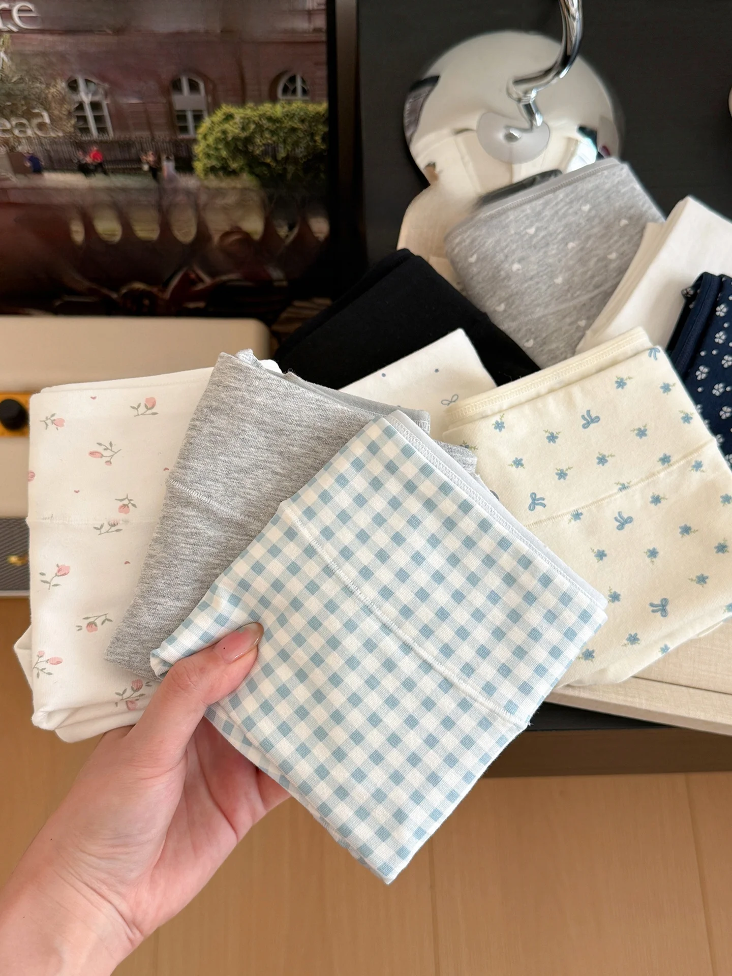 白いパンツ 透けない色の選定：Lazy Holidayの高見えデザイン平角パンツが解決する透け防止の実証