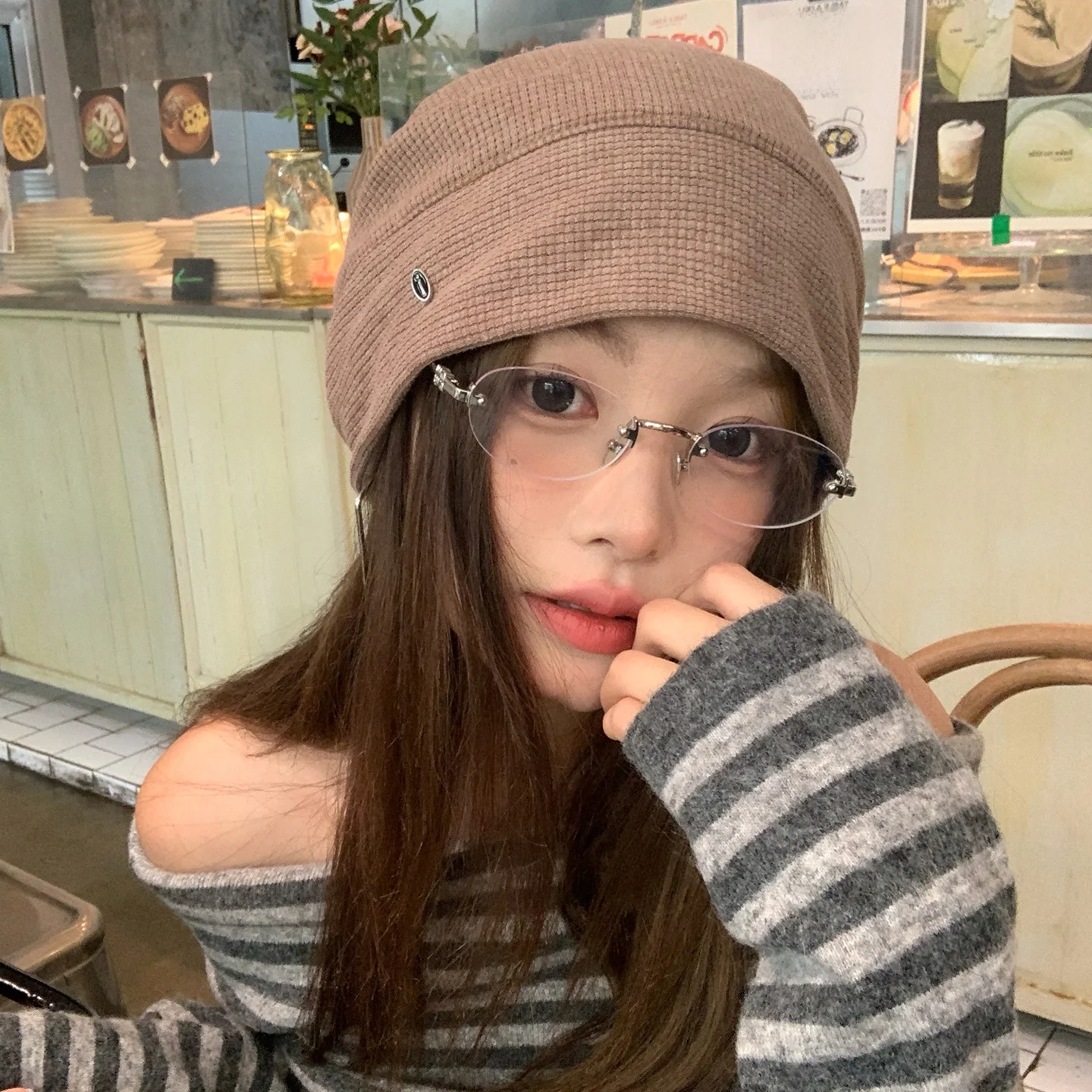 可愛らしいデザインのゆったりした帽子：女性向け春・秋ニット帽のファッションと機能性を解説