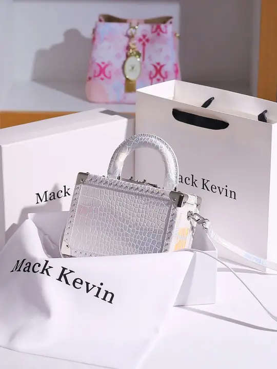 MackKevin レーザーグラデーション ボックスバッグ【レディース・スタイリッシュ・スタッズ付き・ショルダーバッグ】