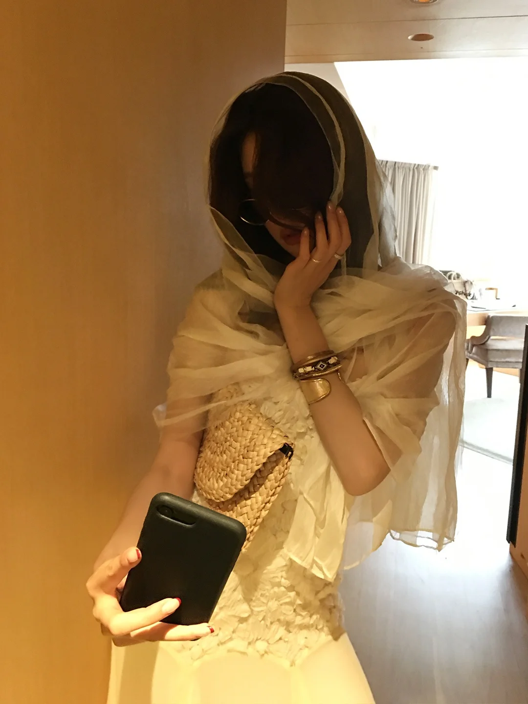UVストールは本当に日焼け防止できるの？透け感と軽さが融合したシルクストールの選び方