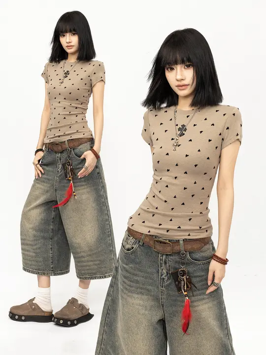 カジュアルなカーキ色ハートドット柄半袖Tシャツ【女性用・フィット感・ショート丈】
