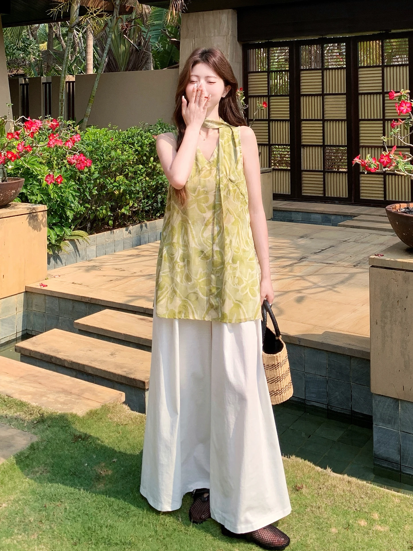 20代の女性が今、選ぶべき「夏のコーデ」は？エレガントなフラワープリントトップが解決するリアルな悩み