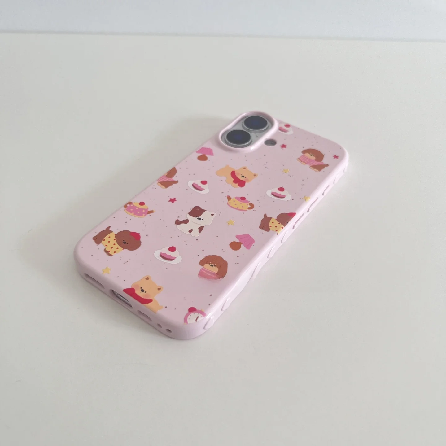 カートゥーンデザインの犬柄iPhoneケース：冬のパーティーで使える全周保護タイプ