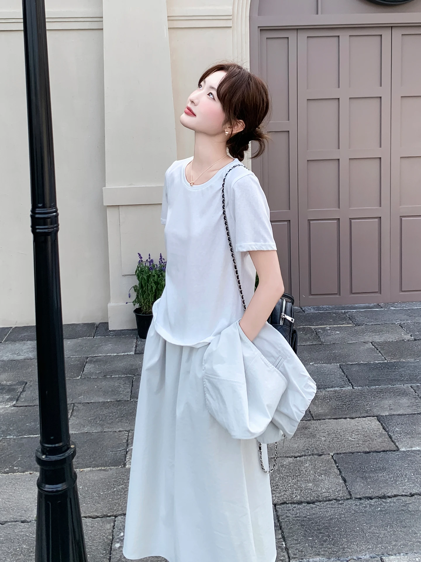 4月20度の服に合うシンプルで高級感のあるベストシャツとフレアスカートセットアップの選び方