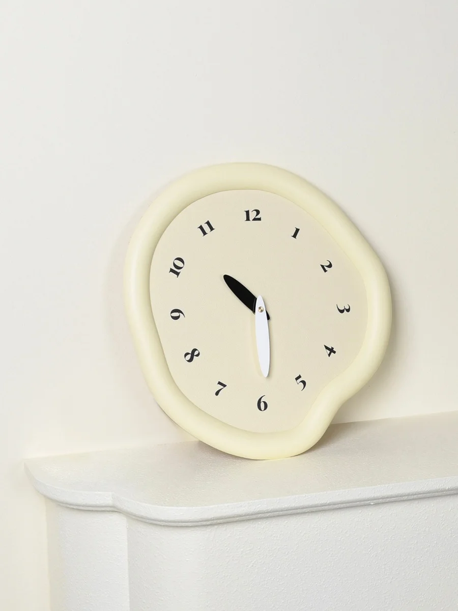 クリエイティブな不規則形状の掛け時計：宇宙に存在する時計の概念とそのデザインの関係性