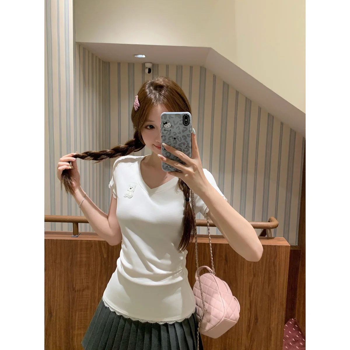 甘いデザインのレース切り替えVネック刺繍小狗Tシャツ：20代女性向け夏用ファッションの実用性とスタイル選定ガイド