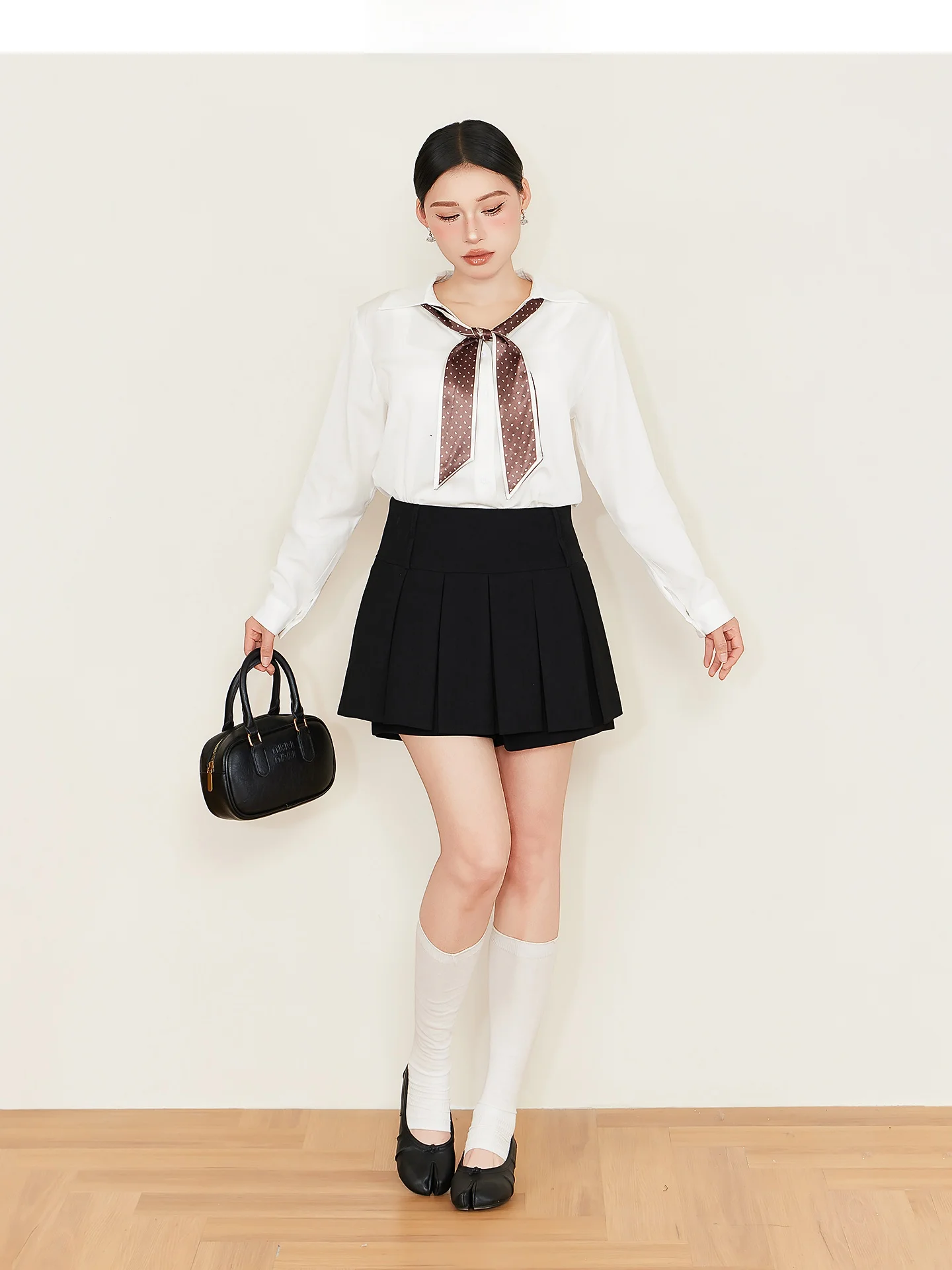 今日の服装レディースで「学院風」をどう選ぶ？シンプルな白シャツとプリーツスカートのベストな使い方