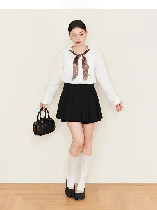 シンプルで美しいデザイン！白いシャツとプリーツスカート（セットアップ対応）