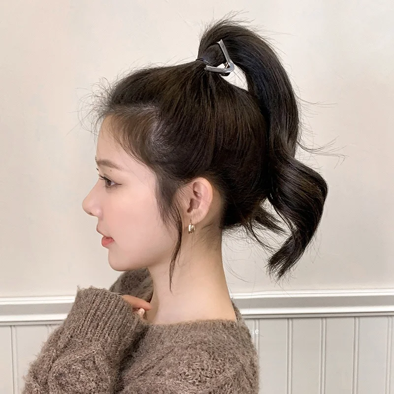 サイドポニーテールの定番ヘアクリップ：春に最適なV字型金属クリップの実用性解析