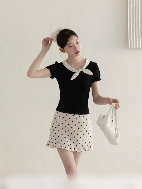 黒のドット柄バタフライリボン付きパフスリーブTシャツ【デザイン性・フィット感】