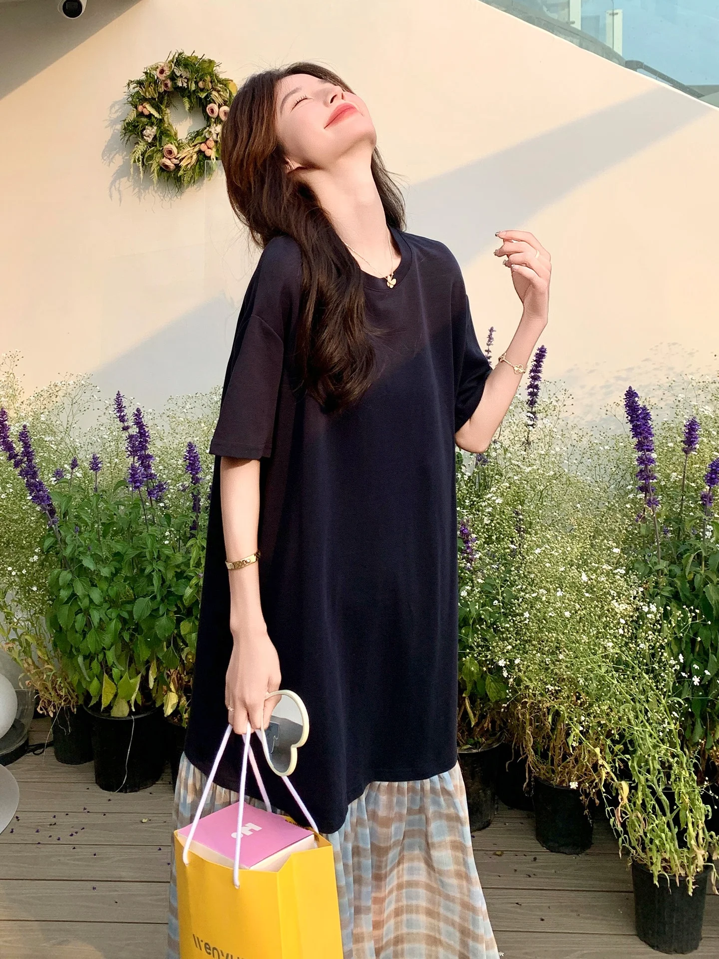 切り替えワンピースを着るってどうやって決める？通勤にぴったりな「深青色のカジュアルTシャツスタイル」が今、注目されている
