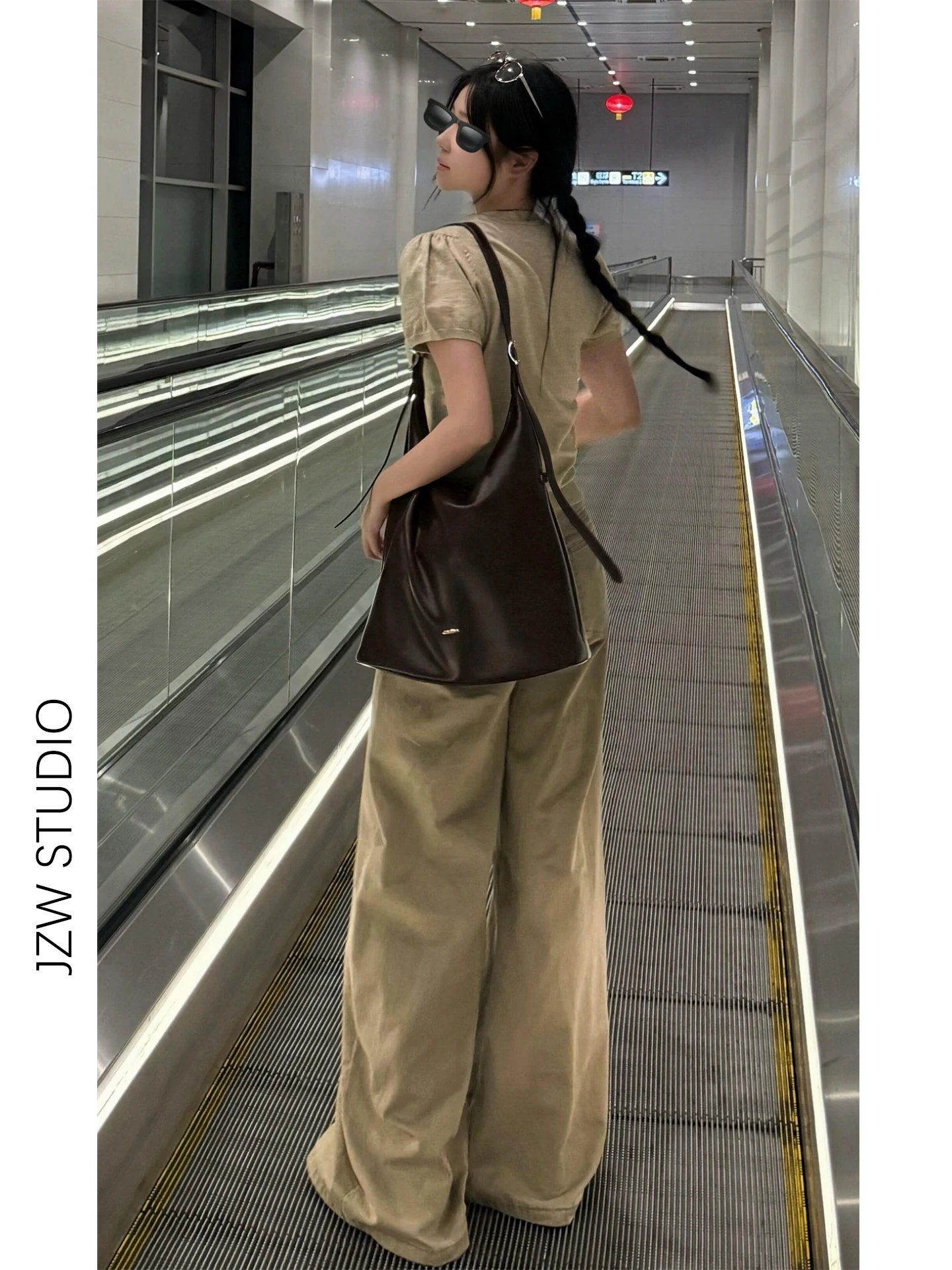 黒 デニム ワイド パンツを選ぶべきタイミングは？カジュアルなカーキ色ワイドレッグデニムパンツが解決する夏の着こなしの悩み