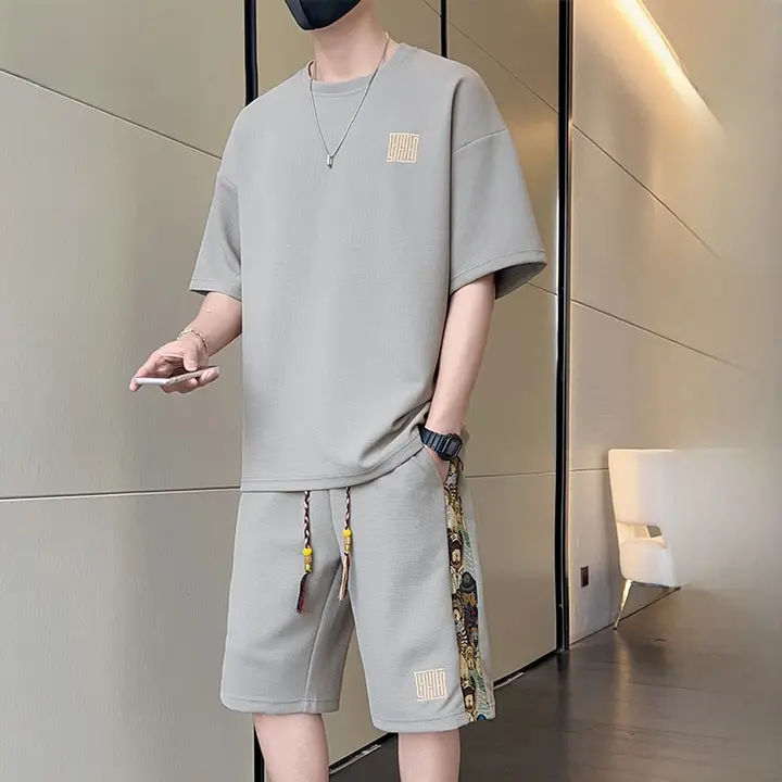 男性用カジュアルウェア【刺繍デザイン・ゆったりフィット・夏用・短袖・ショートパンツ】（セットアップ対応）