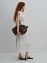 感あるゆったりしたデザインのタンクトップ