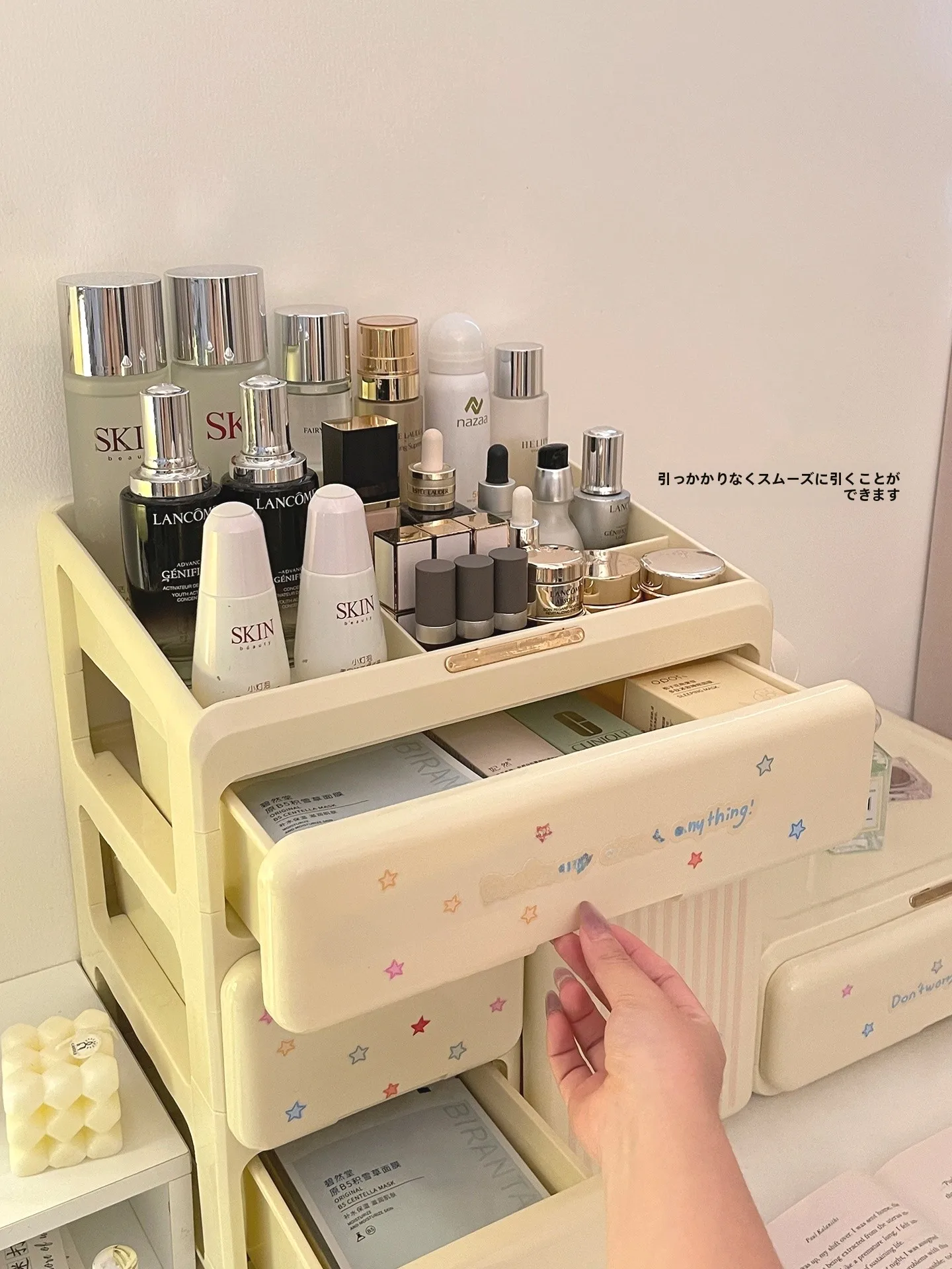 少女向け化粧品デスク収納ボックス：多段式デザインでミニマムな化粧棚を実現