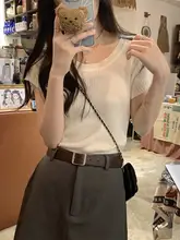 夏にぴったりの低めのネックライン 白色短袖ニットTシャツ【女性用・フィットデザイン・魅力的なスタイル】