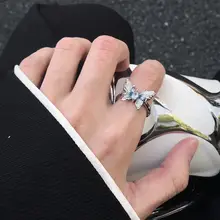 ブルークリスタルとホワイトムーンライトのバタフライリング【ユニセックス・デザイン・調整可能】