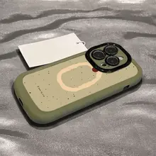 グリーン背景の小さなチェリー柄 iPhone 15 Pro Max用 ケース【防摔・適合機種多様】