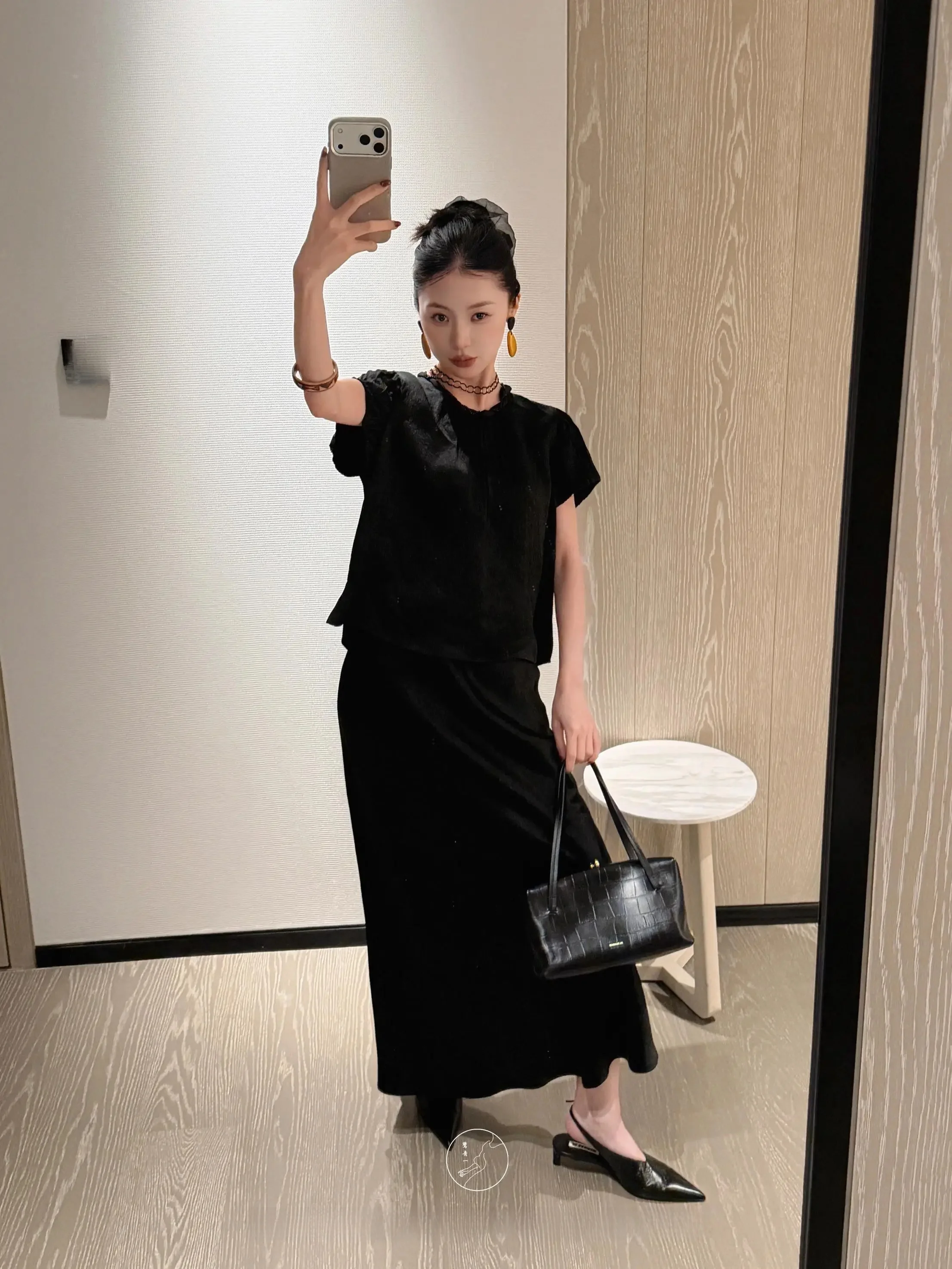20代の女性が今流行りの服を選ぶとき、どうやって「優雅さ」と「カジュアルさ」を両立させるの？