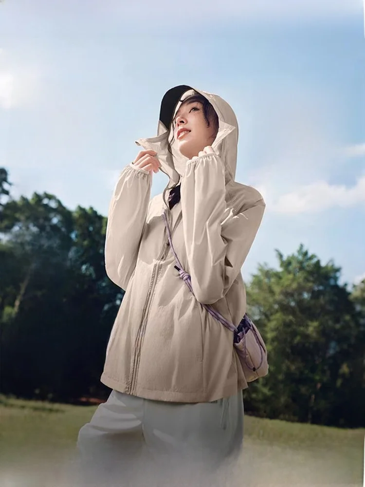 14度の雨に何を着たらいいの？軽量UVカットジャケットが解決する夏の通勤スタイルとは