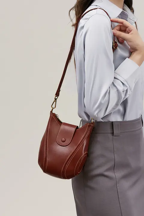 本革製 レディース ショルダーバッグ【高級感・斜め掛け・小型】