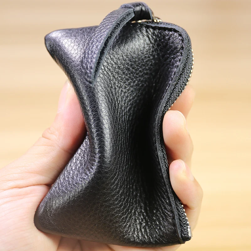 ミニマルデザインのソフトレザー小銭入れ：かわいいジッパー付き極薄タイプの実用性と使い方