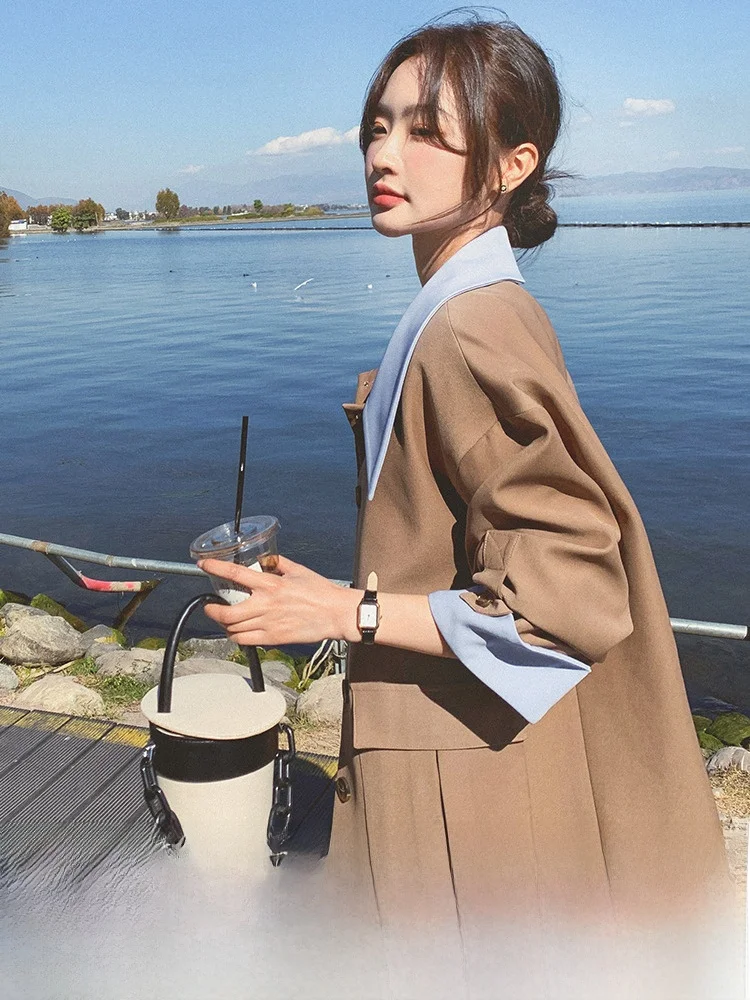 30代の通勤スタイルに悩むあなたへ：シンプルで洗練されたブラウンスーツが、なぜ今注目されているのか？