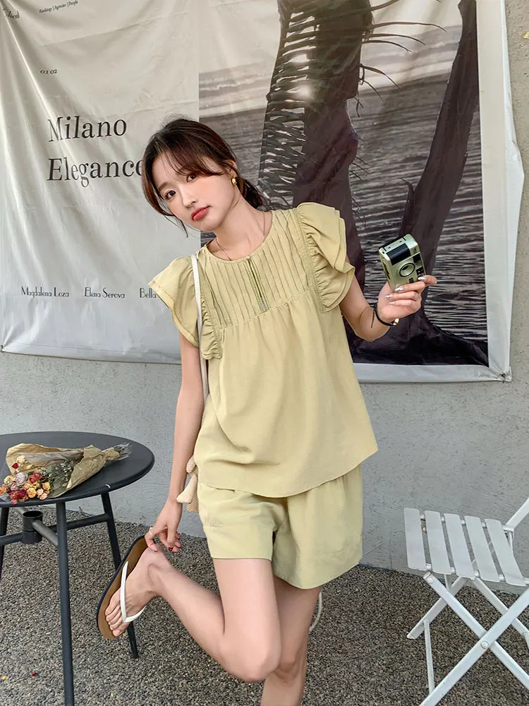 ショートパンツ 大人 コーデ 夏の着こなし方：フリル袖デザインでカジュアルに仕上げる