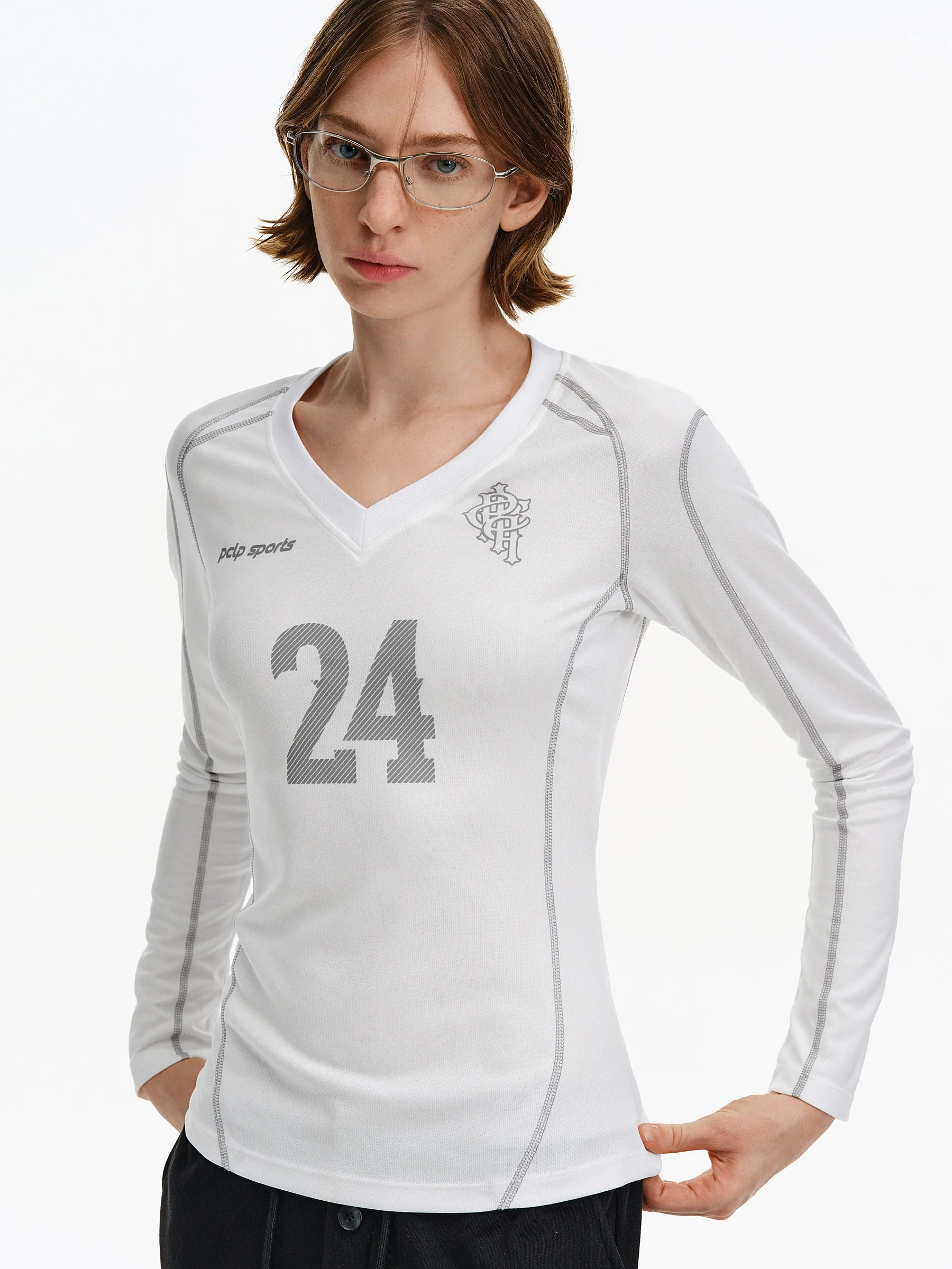 40代のスポーツファッション女性に最適なVネック長袖Tシャツ｜レトロスタイルと軽量機能のバランス