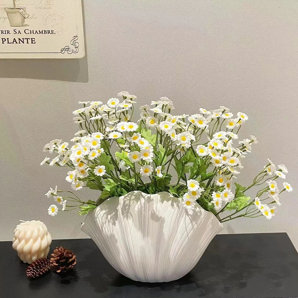 素敵な花瓶とは何か？4選で暮らしに溶け込むインテリアの選択肢を解き明かす