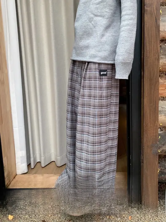 基本的なチェック柄のストレートカジュアルパンツ