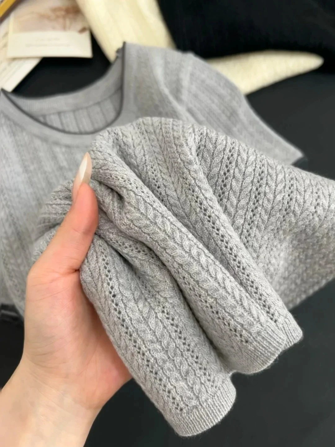 ステッチニットとは？学院風の透かし編みニットTシャツが提供する実用性とデザインのバランス