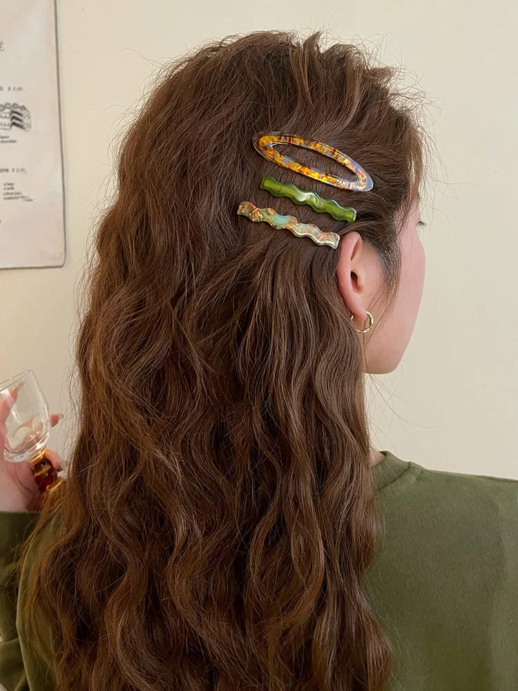 40歳の髪型に合うレトロなアセテートヘアクリップの選び方と活用法