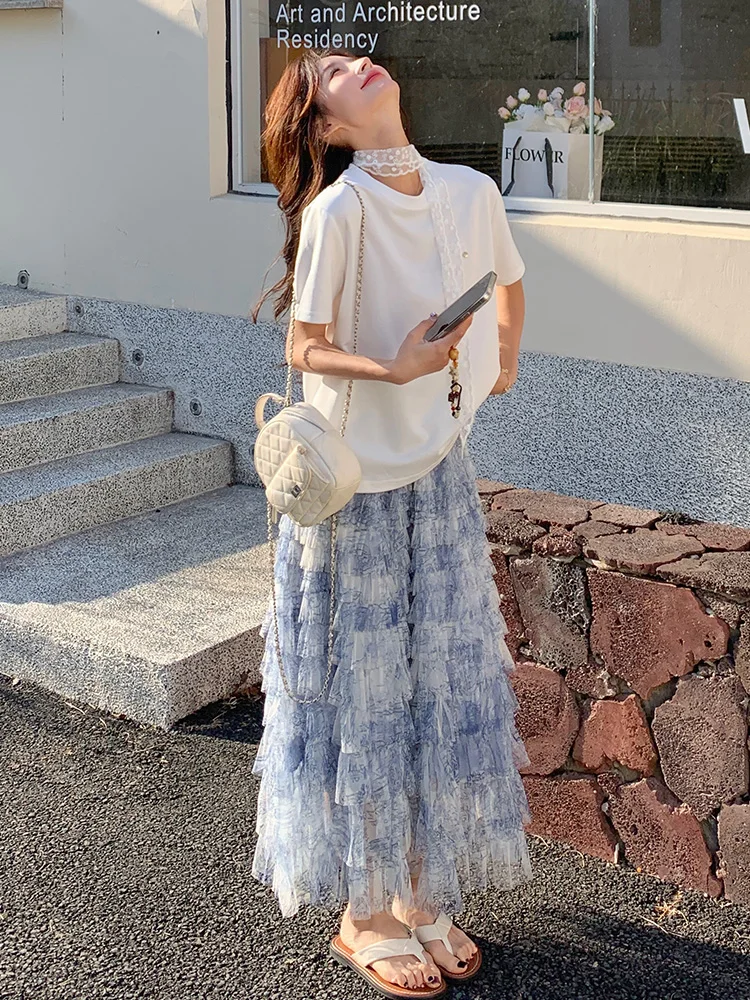 きれいめtシャツコーデで失敗しない方法は？ネックラインTシャツとティアードスカートのセットが解決する