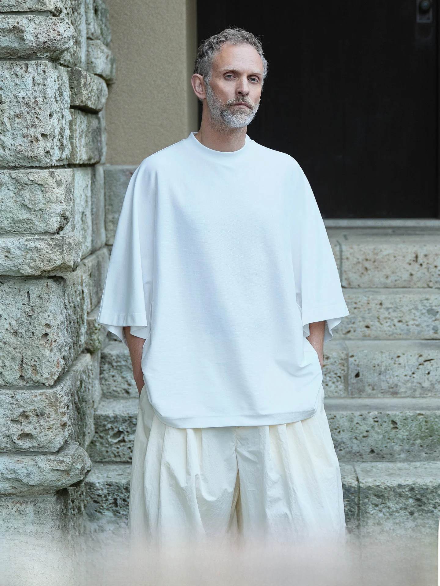 白Tシャツ 似合う 男 にぴったりな5選：なぜシンプルな白が今、メンズファッションの中心なのか？